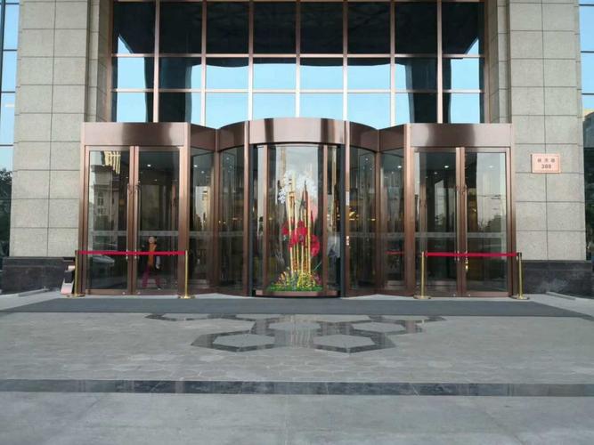 酒店旋轉(zhuǎn)門(mén)安裝與工業(yè)門(mén)選型指南 弧形玻璃自動(dòng)門(mén)與兩翼旋轉(zhuǎn)門(mén)的應(yīng)用